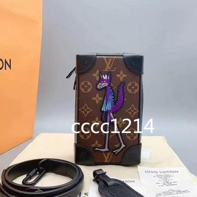 雪兒精品LV2021年新款 刺繡小狼人M80144 Soft Trunk Phone Box 斜背手機硬盒包