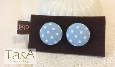 TasA Accessory shop-泰國手作品-甜美布藝鈕扣點點水玉耳環(粉藍色)