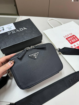 女包代購#Prada相機包男女同款時尚潮流單肩斜背包 通勤包 18.6.12cm