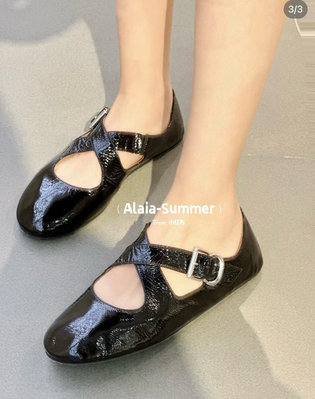 Alaia 24/ 走秀款平底芭蕾舞鞋1 兜兜轉轉還得是Alaia 極致的舒適和百搭 交叉帶的設計有種芭蕾舞的感覺