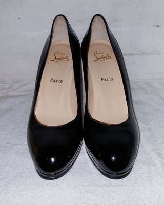 專櫃真品  Christian Louboutin 經典黑色漆皮亮皮..圓頭高跟包鞋..紅底鞋..39號