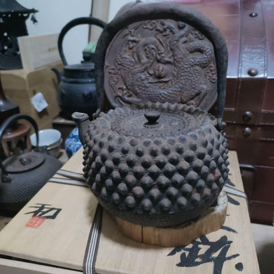 日本老鐵壺，大鬼霰，超老的一把好壺可惜有裂，能修復的或包銀絕