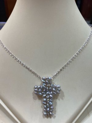 天然巴洛克珍珠十字架墜飾，搭配白K金墜台，出清價9800元，售價不含鍊，特殊款式只有一個！