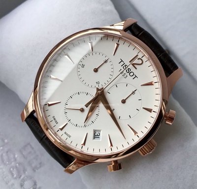 TISSOT  Tradition 玫瑰金色框 白色面錶盤 棕色皮革錶帶 石英 三眼計時 男士手錶T0636173603700 天梭腕錶