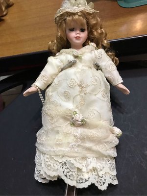 陶瓷娃娃 高26cm 不含支架 身體是棉布填空可彎 重0.2kg二手七分新已重製其內衣原本身體有班點歷史痕