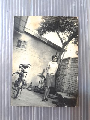 早期古董腳踏車美少女老照片