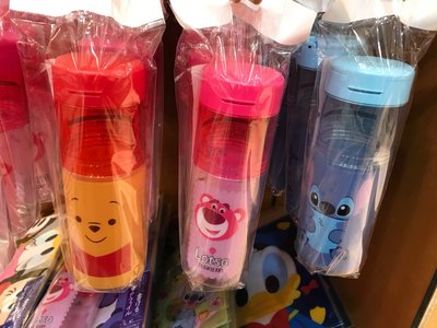 熊抱哥特輯《現貨》日本迪士尼商店 正版 玩具總動員 熊抱哥 史迪奇 小熊維尼 水壺造型筆筒 收納包 鉛筆盒 鉛筆袋 筆袋