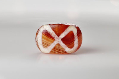 千年法安斯板珠，千年鑲蝕紅玉髓，尺寸9*6*4mm，雙面鑲蝕7413