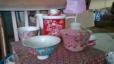 三希中式白瓷彩花小杯小茶壺組