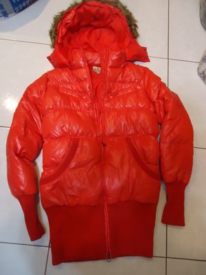 Wrangle 亮橘紅色長版連帽羽絨外套,70%羽絨,尺寸:M,肩寬:43.cm,少穿極新,降價大出清