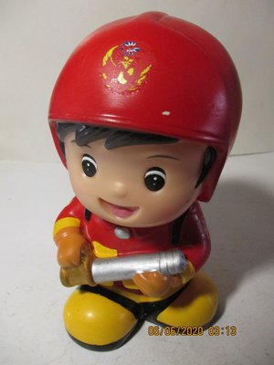 《瑋哥童趣屋》消防瞄子手 公仔娃娃(紅衣) 撲滿/ 存錢筒~(尺寸高約：18 cm，很舊了)…促000