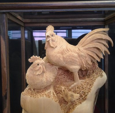 【台灣檜木】 福氣溫馨福雞來起家(含展示玻璃框)世代相傳美滿全家庭/名師雕刻作品/檜木香味濃郁/起家