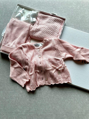 全新品 僅收藏 Baby dior 粉色 新生兒 滿月禮 超舒服 棉質 小女嬰 寶寶衣物 禮盒 內容：1條粉色小圍巾、褲子、罩衫 盒子、緞帶、紙袋