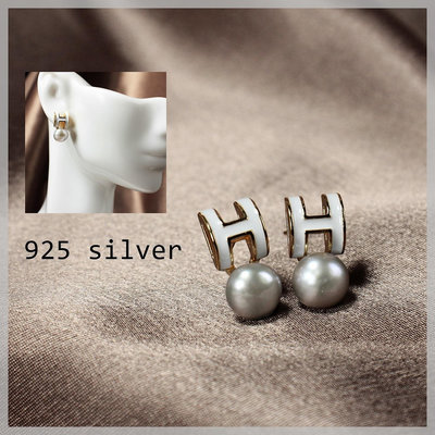 【桑園の】925純銀針 真珠7.5mm 灰彩珍珠 經典H字母 珍珠耳環 (未使用庫存) 週日結標 T 5294
