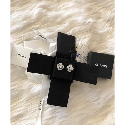 Chanel 雙C 山茶花 LOGO 珍珠 黑白 針式 耳環 AB1271 現貨