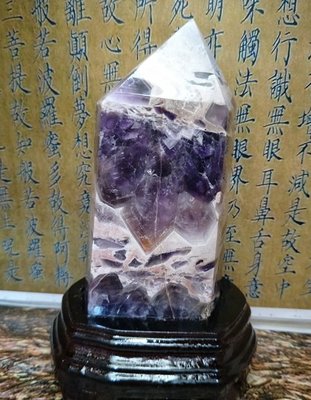 虎牙紫水晶柱 淨重 1108克 含座高 19.5公分 寬 8公分 天然礦缺完美主義者勿下標