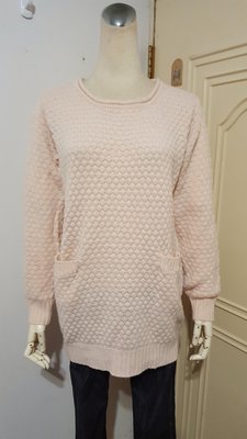 瑞典H&M品牌嬰兒粉菱格織紋後飾結貼袋長版針織毛衣(適M~L)*250元直購價*