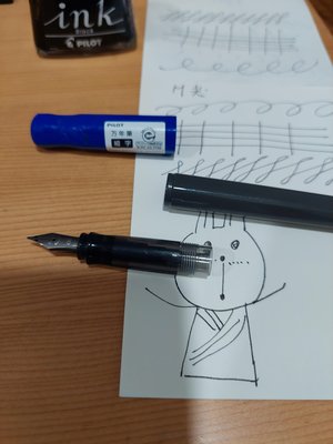 百樂PILOT FKA-1SR-F KAKUNO 微笑鋼筆(深藍蓋灰桿) M尖，滑順好寫，你的第一隻鋼筆，不太會拍鋼筆照。3
