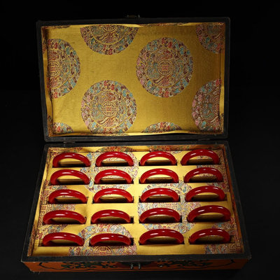 珍品舊藏收罕見宮廷御藏高冰種紅玉手鐲保存完好   配老漆器盒單只約重60克   內徑988