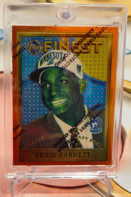 （含磁殼）史上最偉大的大前鋒之一，名人堂75大傳奇球星金屬新人卡（保護膜未撕）1995 Finest Kevin Garnett RC