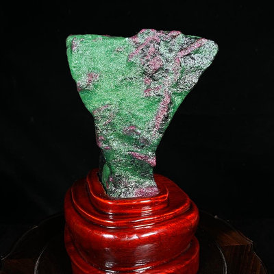 原石擺件 奇石擺件 緬甸紅綠寶 天然原礦帶座高15×9.5×4.5公分 重0.9公斤 編號150644