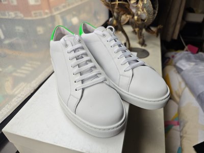 EMPORIO ARMANI全新真品草綠色鞋帶白色小牛皮休閒鞋/球鞋/運動鞋/板鞋--2.2折出清(不議價商品)