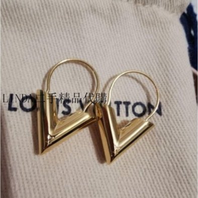 Shop Louis Vuitton Essential v stud earrings (M63208, M80139