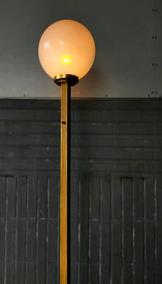 極美！ 銅燈 巨大 奶油球 立燈 . 可擺放一對！ 氣氛無敵！燈球極大！ . 奶油球徑 約 25 - 26 公分 . 豐