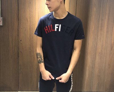 美國百分百【Tommy Hilfiger】T恤 TH 男衣 T-shirt 短袖 絨毛 復古 大logo 深藍 K035