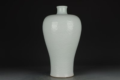 清-白釉暗刻龍紋梅瓶高度36cm，口徑5.7cm，肚徑22cm，底徑12.3cm。-39687