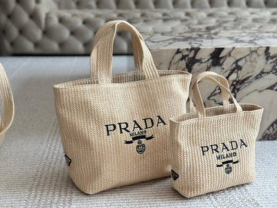 【二手包包】、95Prada絕美草編包 是背Prada陽光草編包的夏天啦馬上夏至了，來推薦這只Prada陽光 NO115330