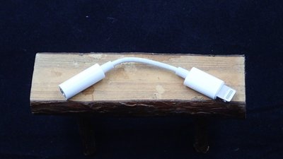 陸原廠 Apple iPhone 5S i5s Lightning對 3.5 mm A1749 耳機插孔轉接器裸裝