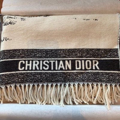 Dior 迪奧 披肩 圍巾 毛毯 140*140cm 57%羊絨43%羊毛  時尚 保暖 重要是好看好看 圍脖