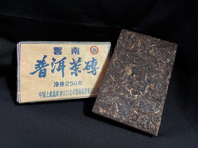 品名：中茶大藍印普洱茶磚  年份：2005年  淨重：250克  工藝：生茶 倉儲：自然倉