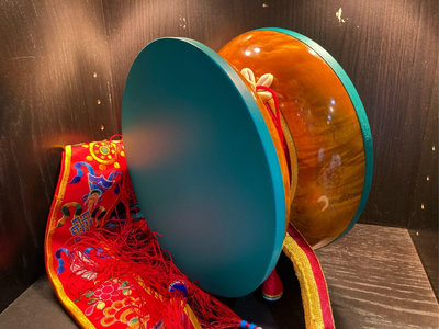 ～獅面空行～不丹帶回頂級樹榴鼓，適用修施身法，鼓面22.2公分，厚11公分。聲音優美！機會難得！