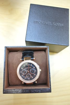 ↖有購便宜暢貨↘全新美加進口MICHAEL KORS MK2547黑色鑲鑚三眼錶面刻紋皮帶時尚女錶，特價$4,720