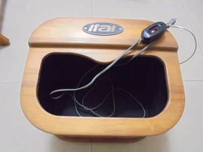 高級實木ITAI名牌烘腳機 暖腳器 暖足機 乾式泡腳桶，可調二段式溫度。實物如照片。