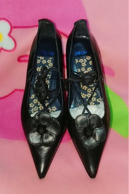 ☆甜甜妞妞小舖 ☆ 品牌  Miss sofi 黑色真皮女鞋綁帶花朵--低跟尖頭包娃娃鞋--36.5號