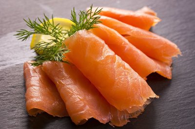【年菜系列 】煙燻鮭魚(即食)/冷煙燻鮭魚/ 約250g / 包~肉質甘醇鮮美~帶著特殊的燻香味~台灣生產製造