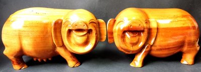 收藏精品---木雕擺飾藝術---笑笑福氣豬---印尼柚木--- 2 個一組---精緻藝術收藏