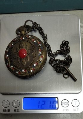 古董機械懷錶(兩面圖相同，各鑲16顆小珠)，重約121g，外觀直徑約5cm，附盒裝。