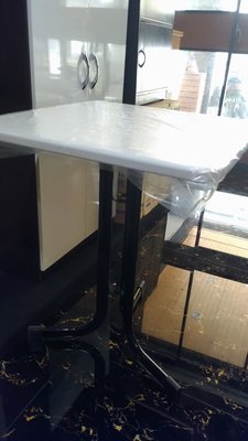 高雄市屏風辦公家具 工業風 鋼板烤漆面板 黑色桌腳 白色洽談桌 會議桌 餐廳桌 早餐桌
