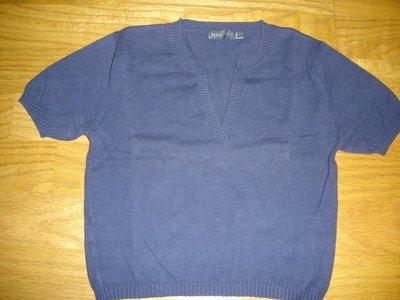 【購物寶盒】購自"MANGO"忠孝門市~萊卡V領短袖針織T恤~懷舊感深藍-M號