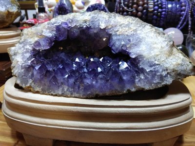 a天然烏拉圭紫水晶洞讓你賺錢賺到一直開口笑水晶球原礦紫水晶鎮水晶簇風水擺飾招財擺件消磁增加氣場珠寶玉石寶石擺件附原木底座