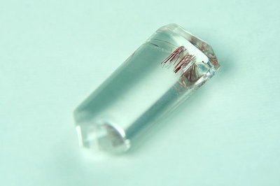 [Disk水晶][火紅金屬光澤]激光料-全美正白底紅鈦晶牌墜L-1(高37寬17厚10mm重10.6克)