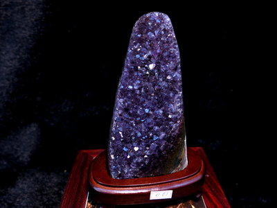 [[晶晶洞洞]]高檔烏拉圭紫水晶原礦皮.紫晶陣.消磁 净化.重610g.含附訂製底座