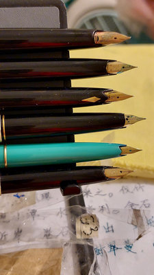 6隻美麗和旱有的百樂，白金短鋼。真的不太會拍鋼筆照。102室左方筆袋。