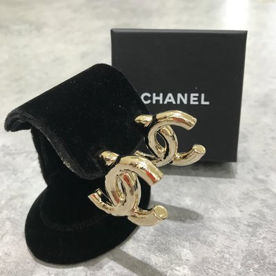Chanel 復刻款 金屬大Logo耳環 《精品女王全新&amp;二手》