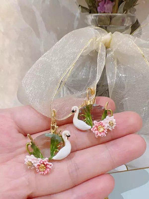 直購#Les Nereides 白天鵝 兩朵粉色蓮花 鑲鉆寶石耳環耳夾耳鉤
