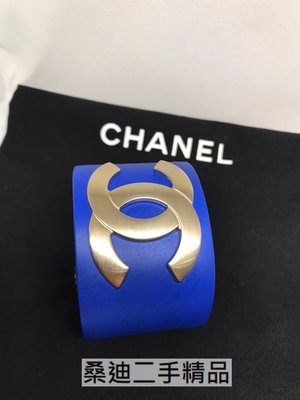 CHANEL 藍色皮革金色金屬雙C大LOGO寬版手環 M號